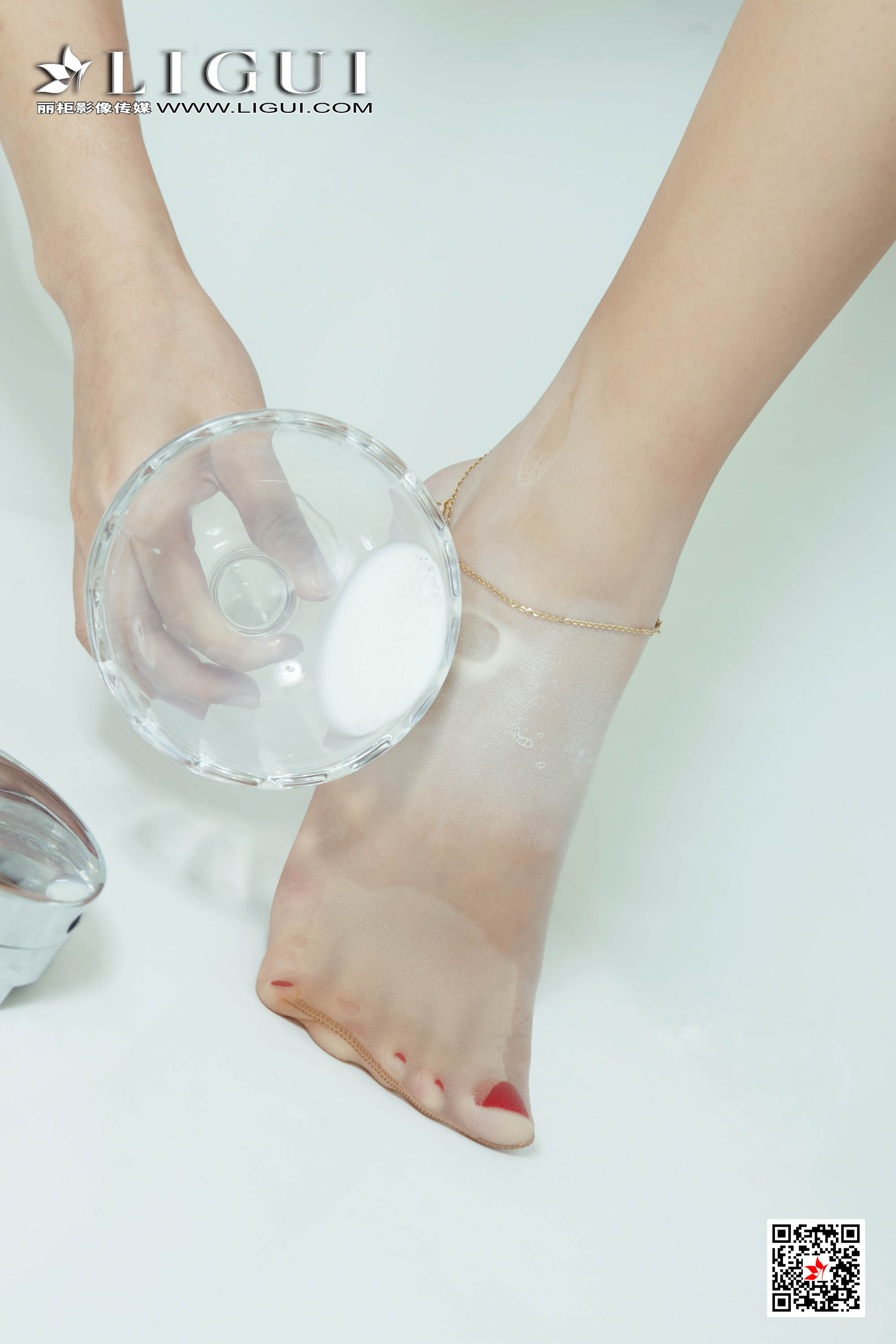 pretty lady dirty feet 174