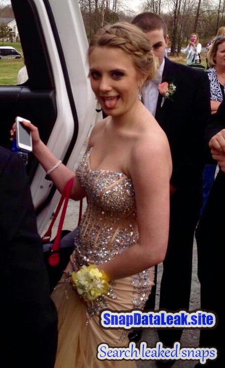 Slim thicc blonde teen Snapchat tease