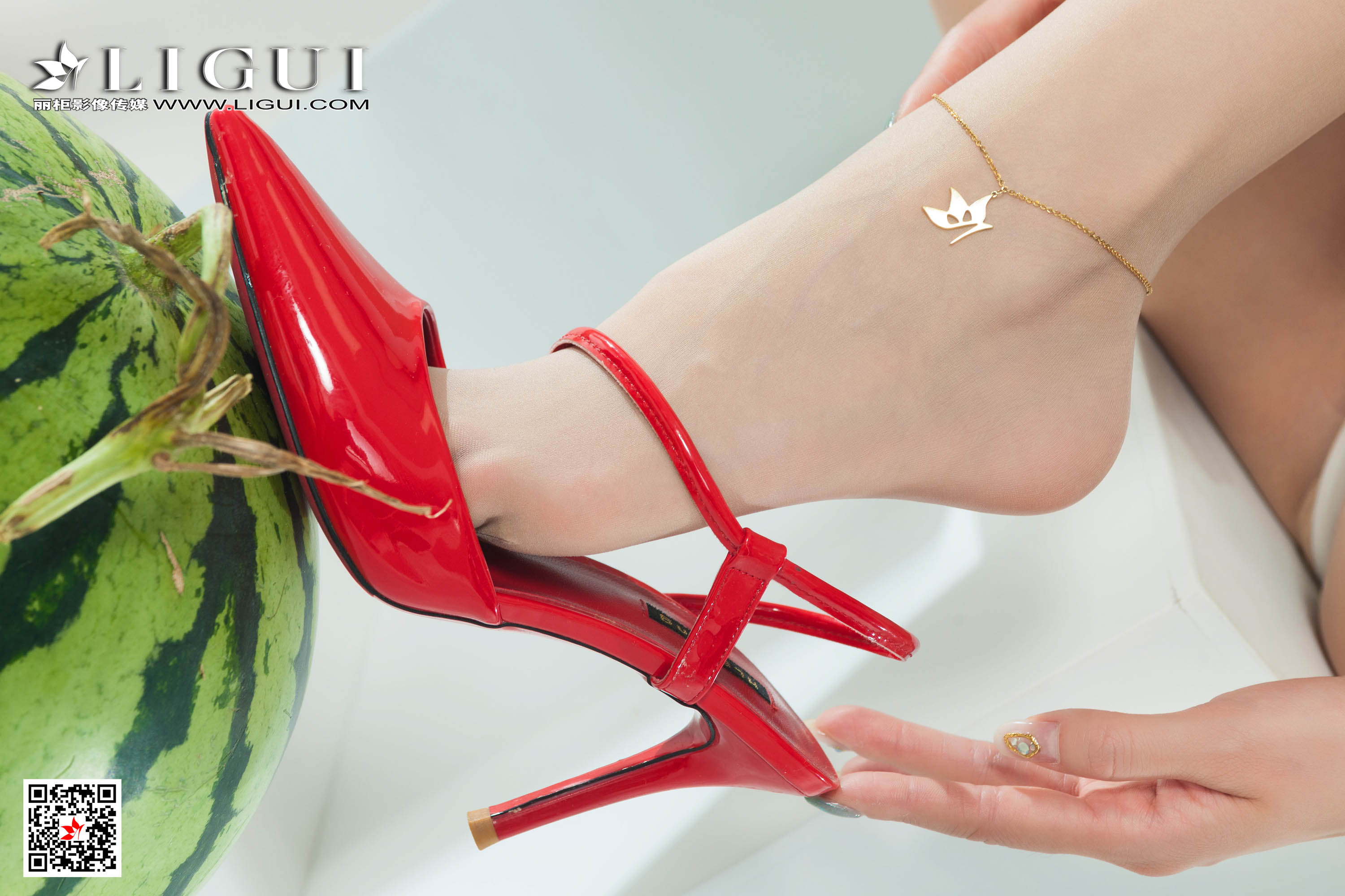 pretty lady dirty feet 176