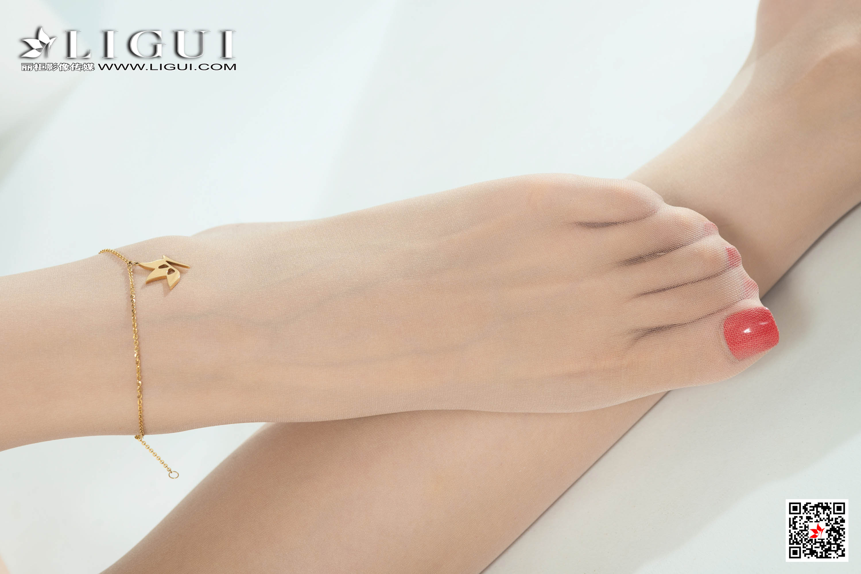 pretty lady dirty feet 176