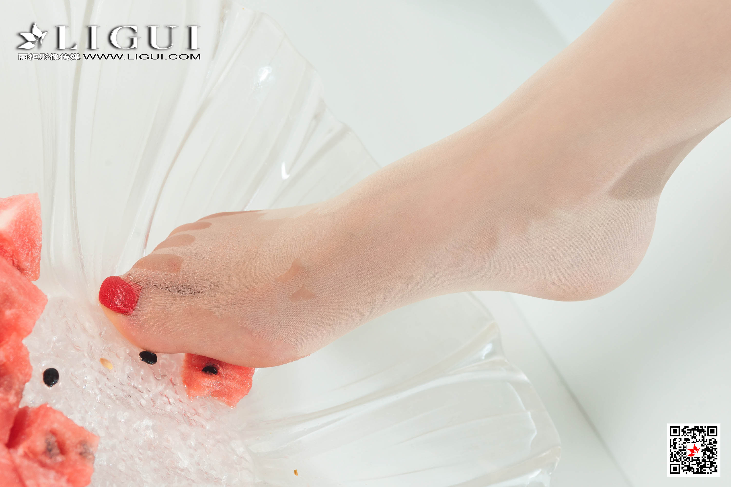 pretty lady dirty feet 176