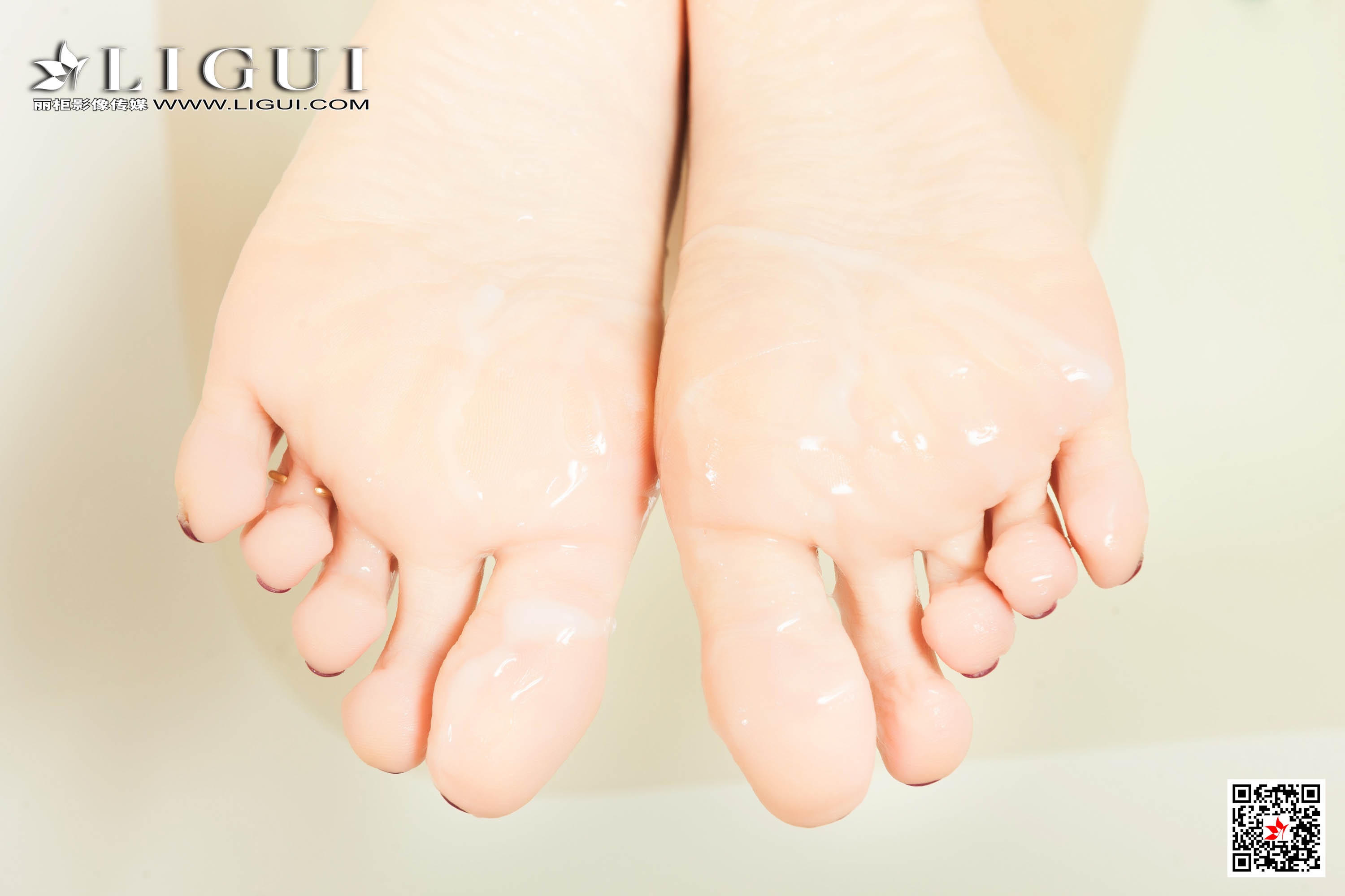 pretty lady dirty feet 178