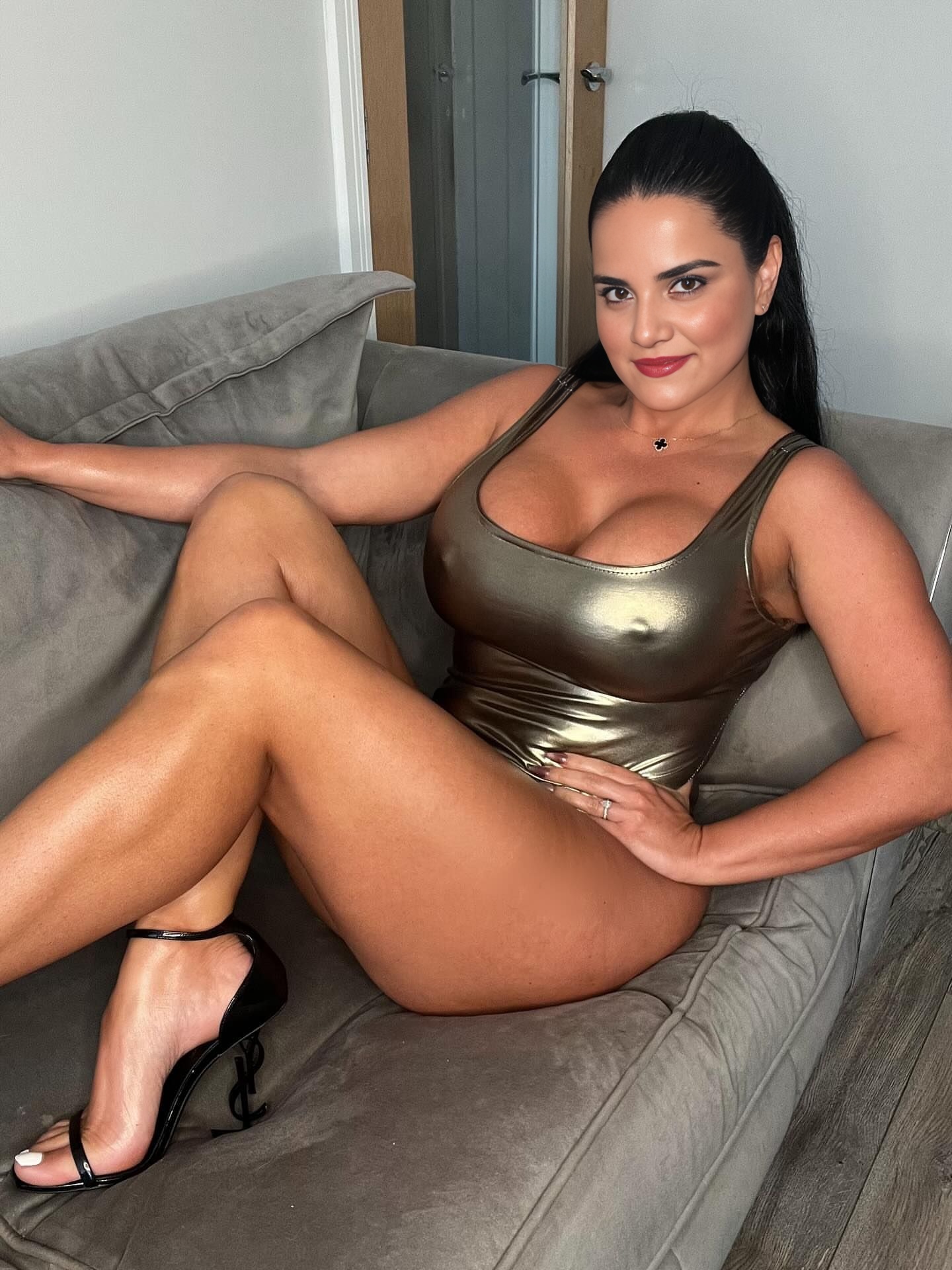 Amarjeet NRI Desi Indian bhabi show her Boobs