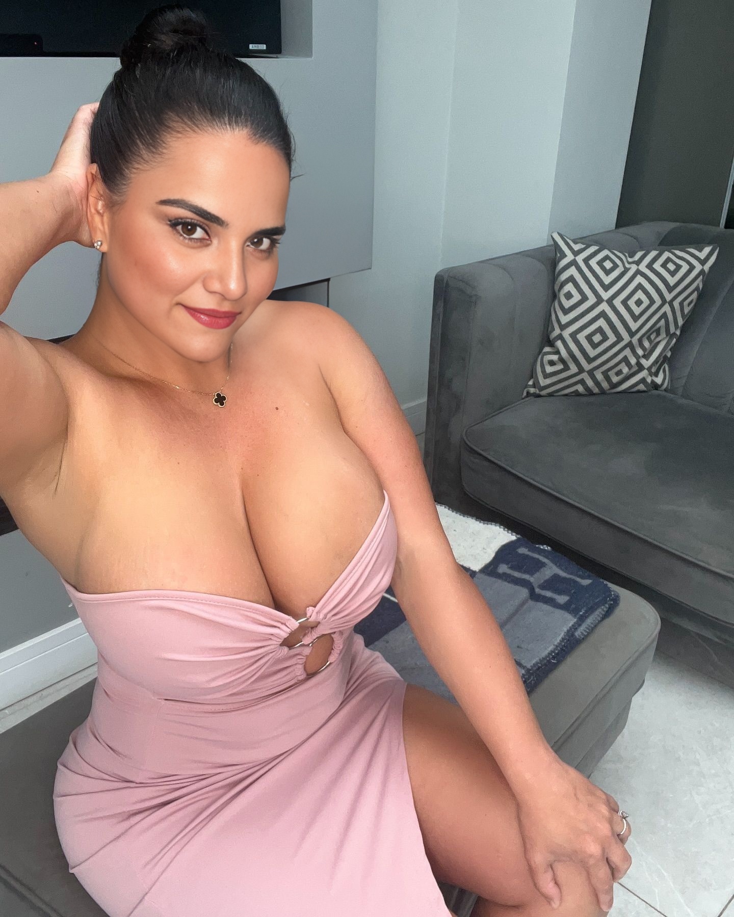 Amarjeet NRI Desi Indian bhabi show her Boobs