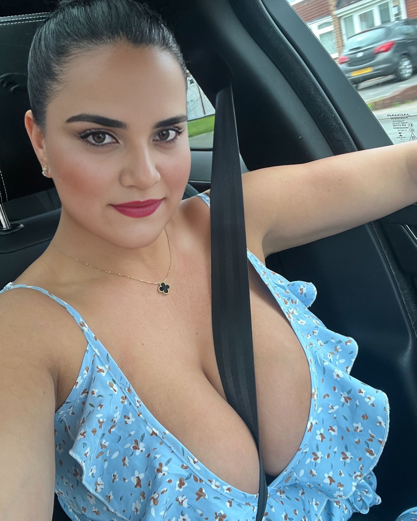 Amarjeet NRI Desi Indian bhabi show her Boobs