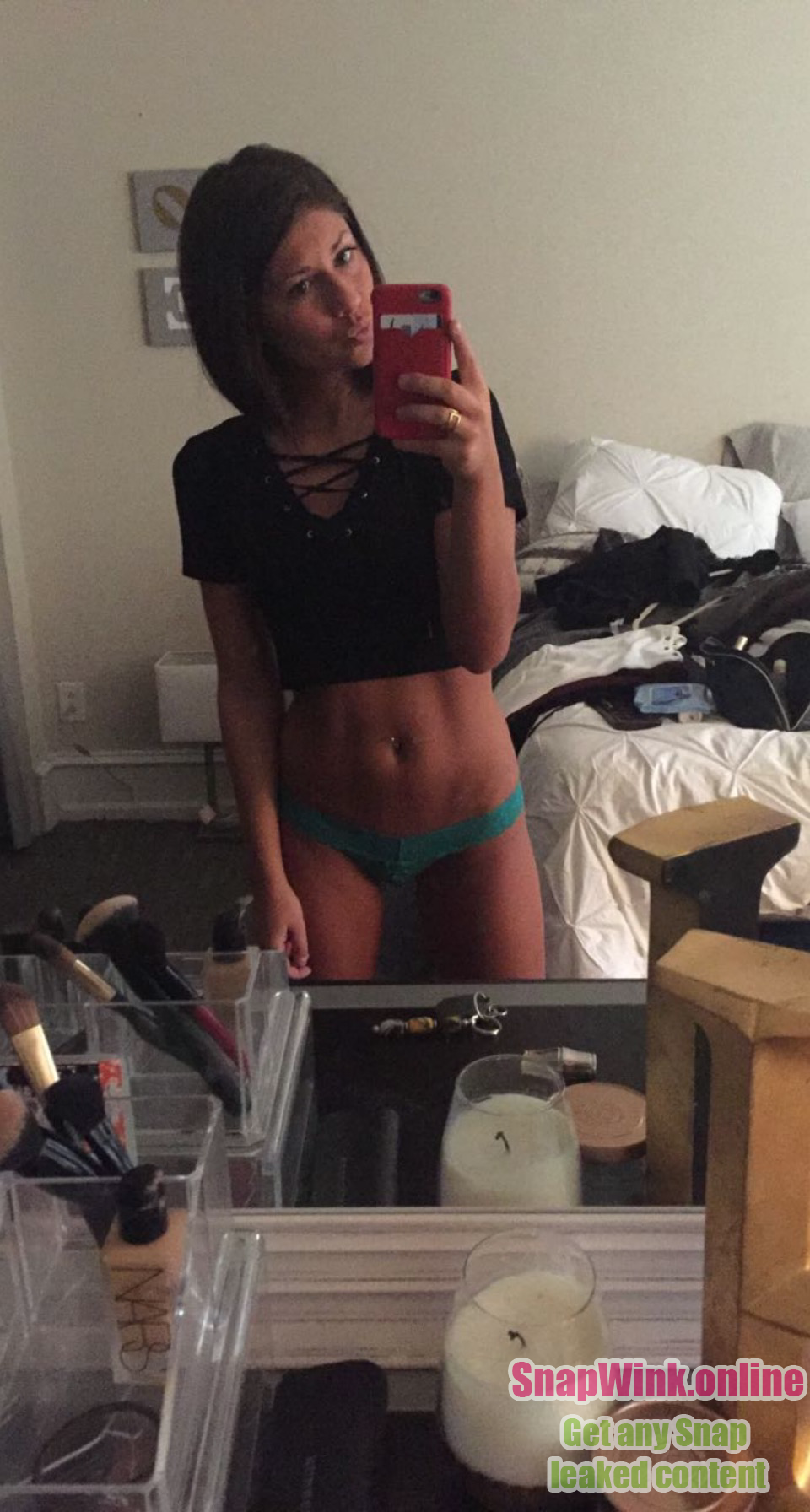 Thick blonde baddie with perfectly tanned body