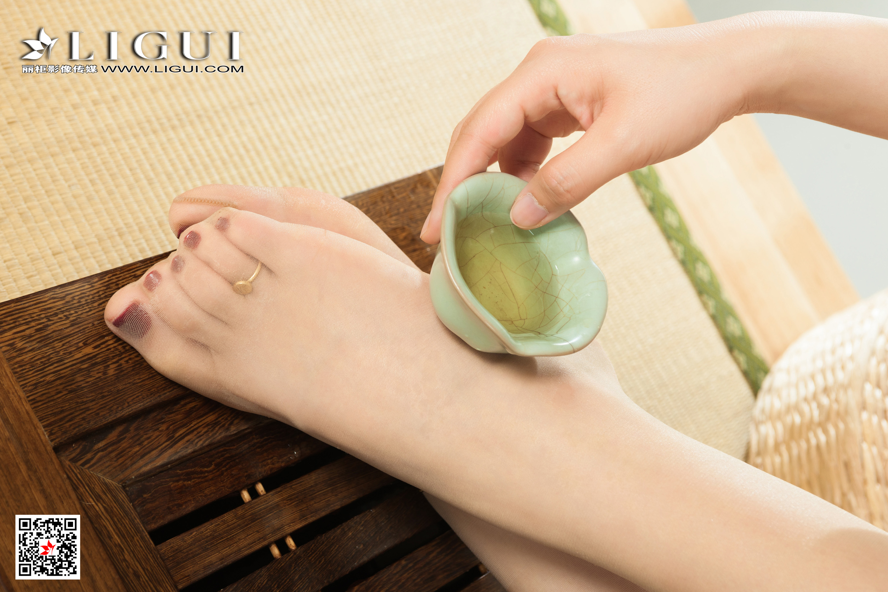 pretty lady dirty feet 184