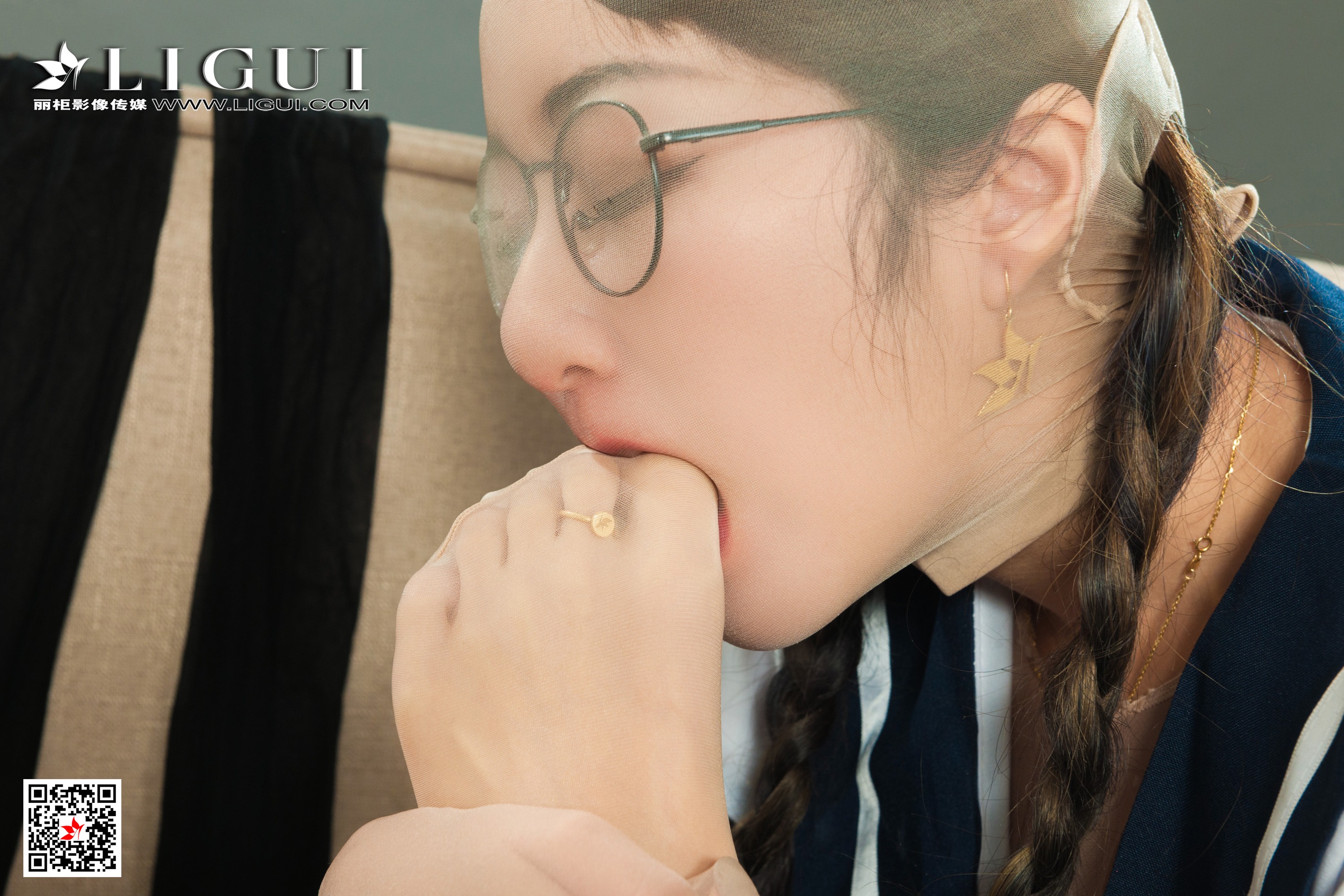 pretty lady dirty feet 187