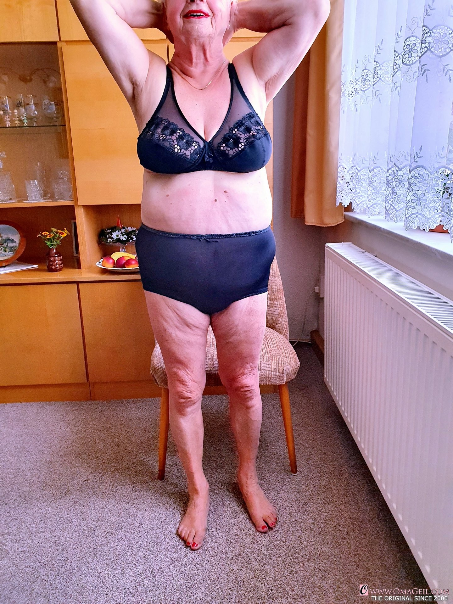 VIEILLE EN CULOTTE OU COLLANT