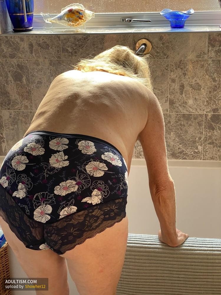 VIEILLE EN CULOTTE OU COLLANT