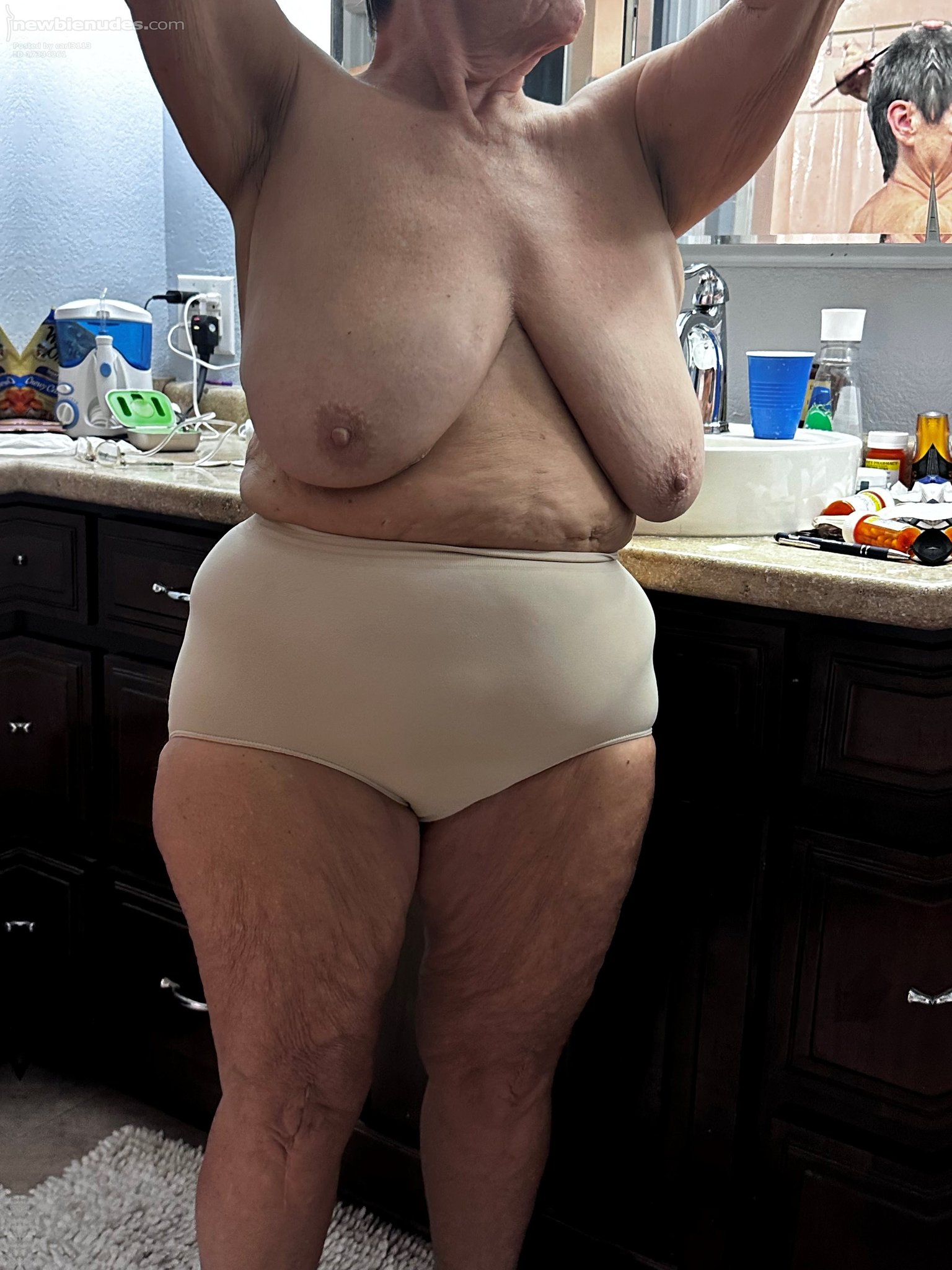 VIEILLE EN CULOTTE OU COLLANT