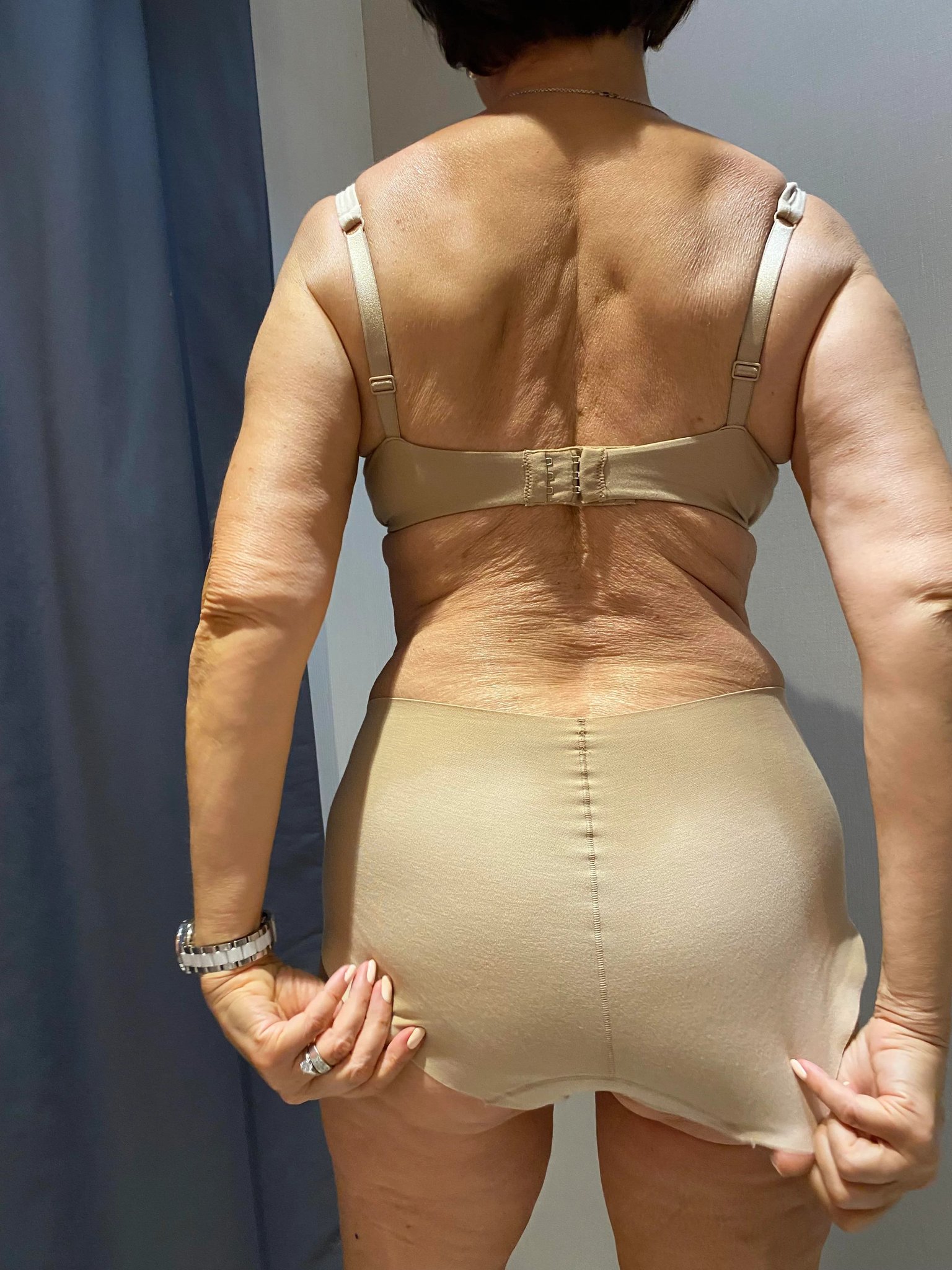 VIEILLE EN CULOTTE OU COLLANT