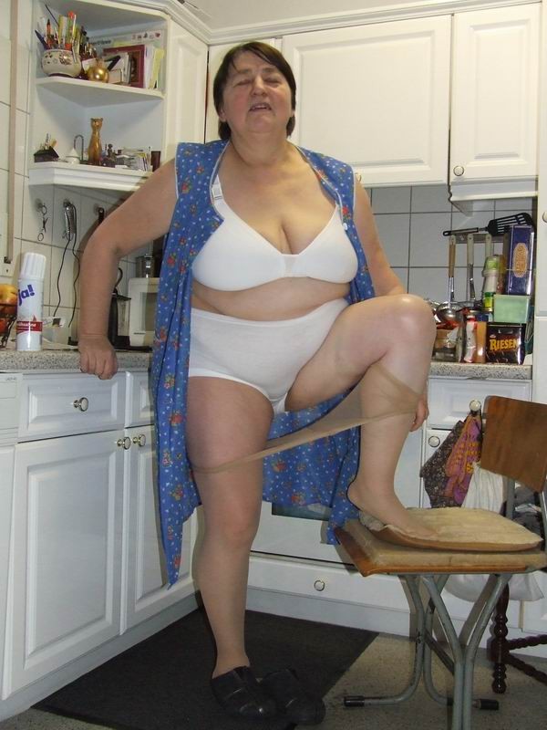 VIEILLE EN CULOTTE OU COLLANT