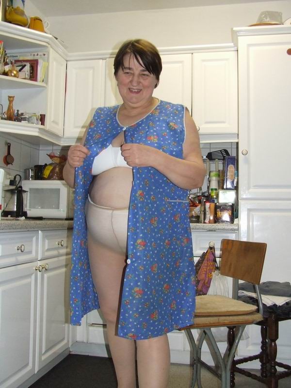 VIEILLE EN CULOTTE OU COLLANT