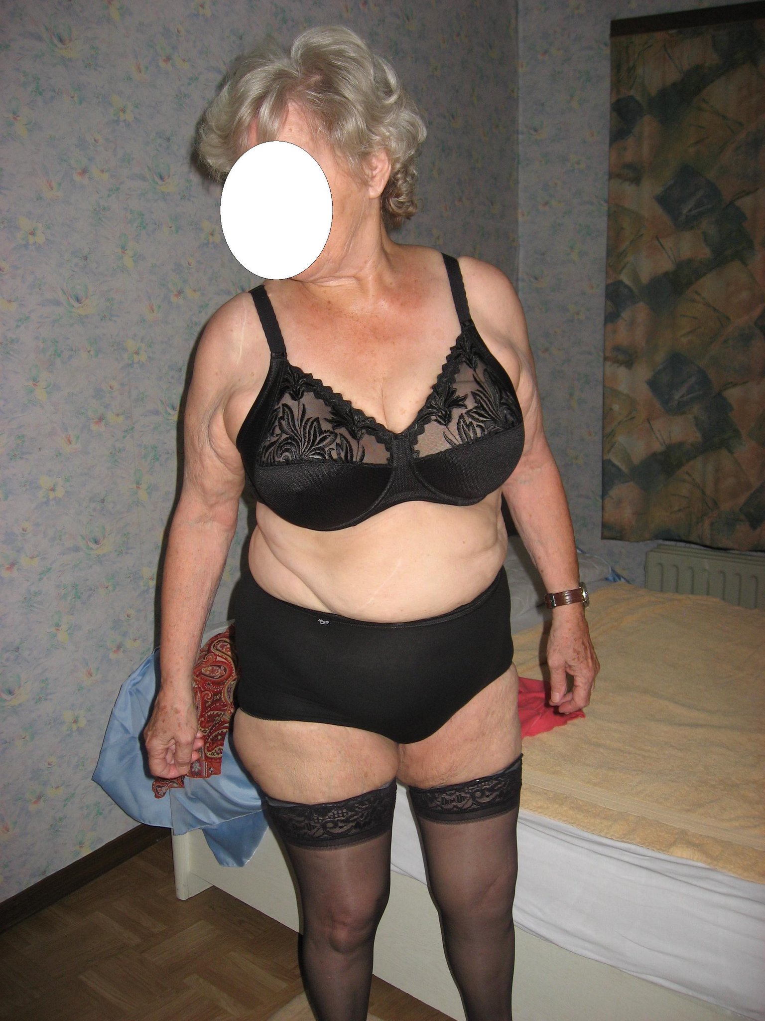 VIEILLE EN CULOTTE OU COLLANT