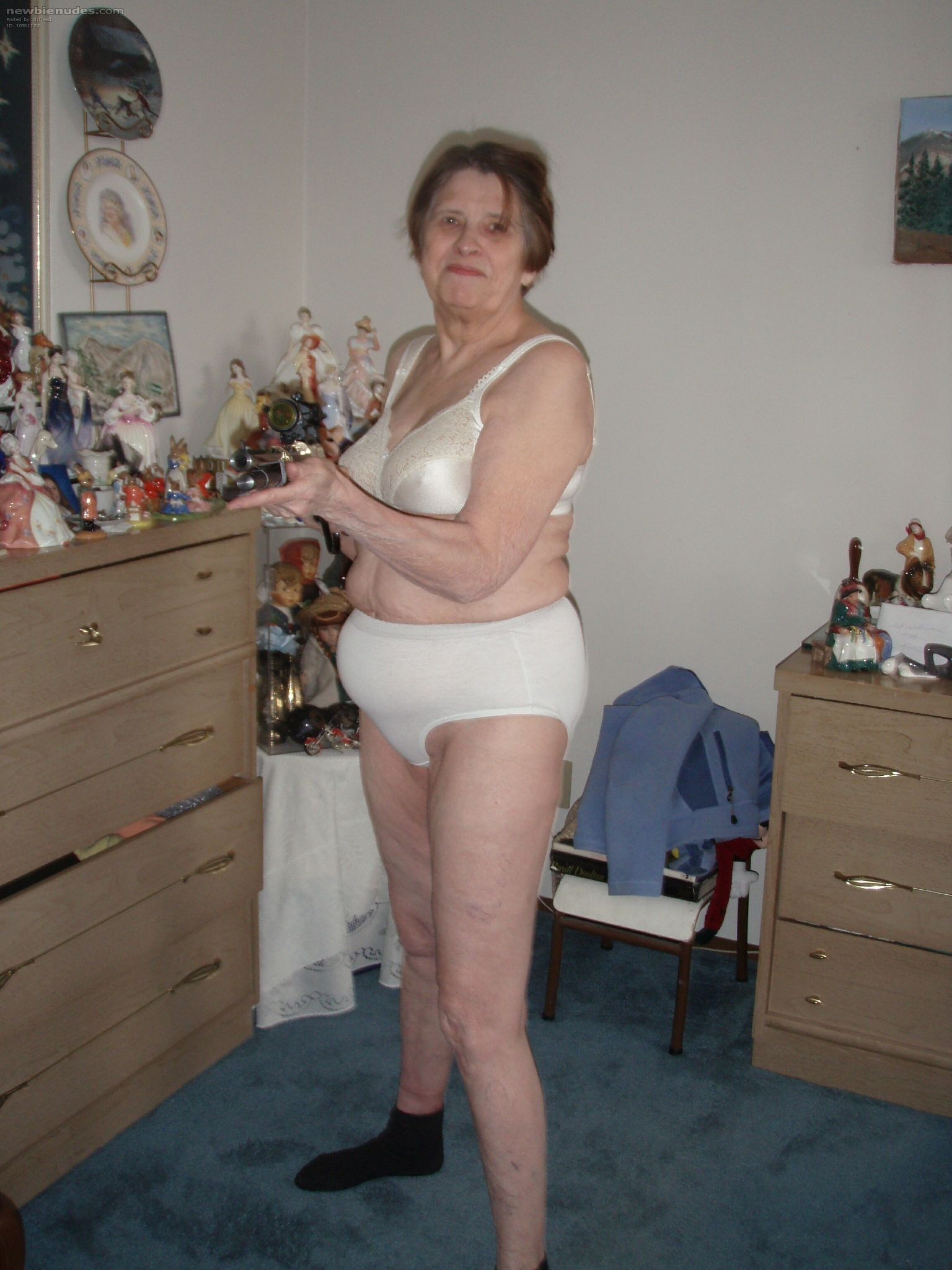 VIEILLE EN CULOTTE OU COLLANT