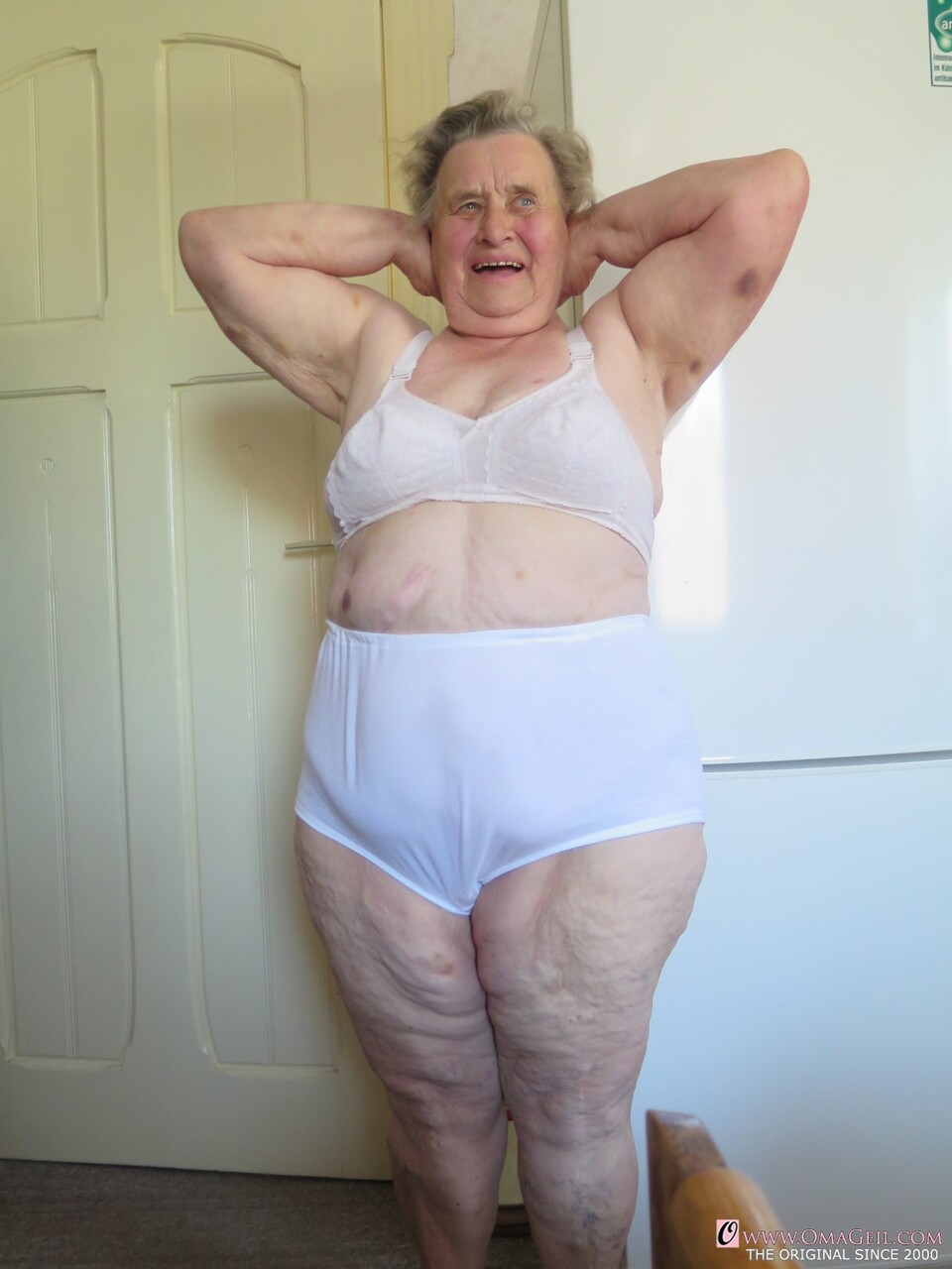 VIEILLE EN CULOTTE OU COLLANT