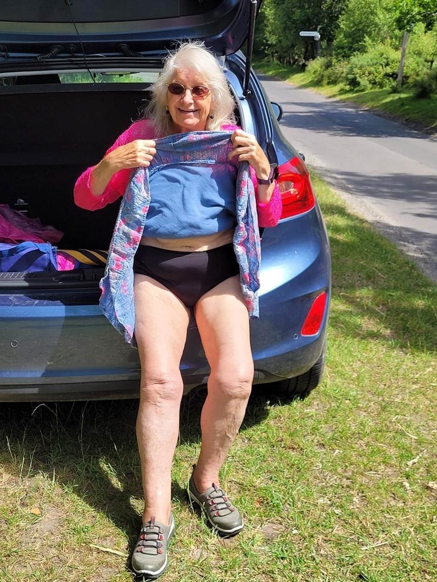 VIEILLE EN CULOTTE OU COLLANT