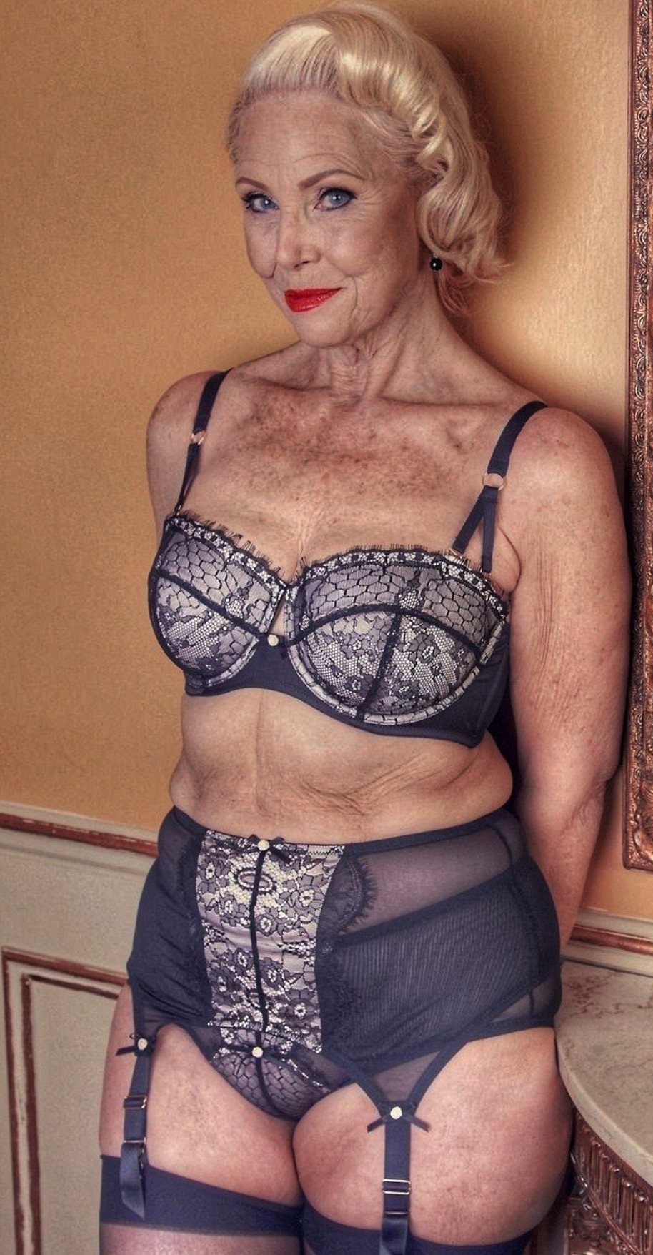 VIEILLE EN CULOTTE OU COLLANT