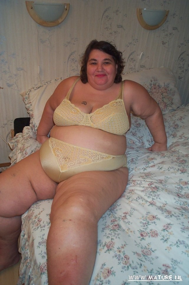 VIEILLE EN CULOTTE OU COLLANT