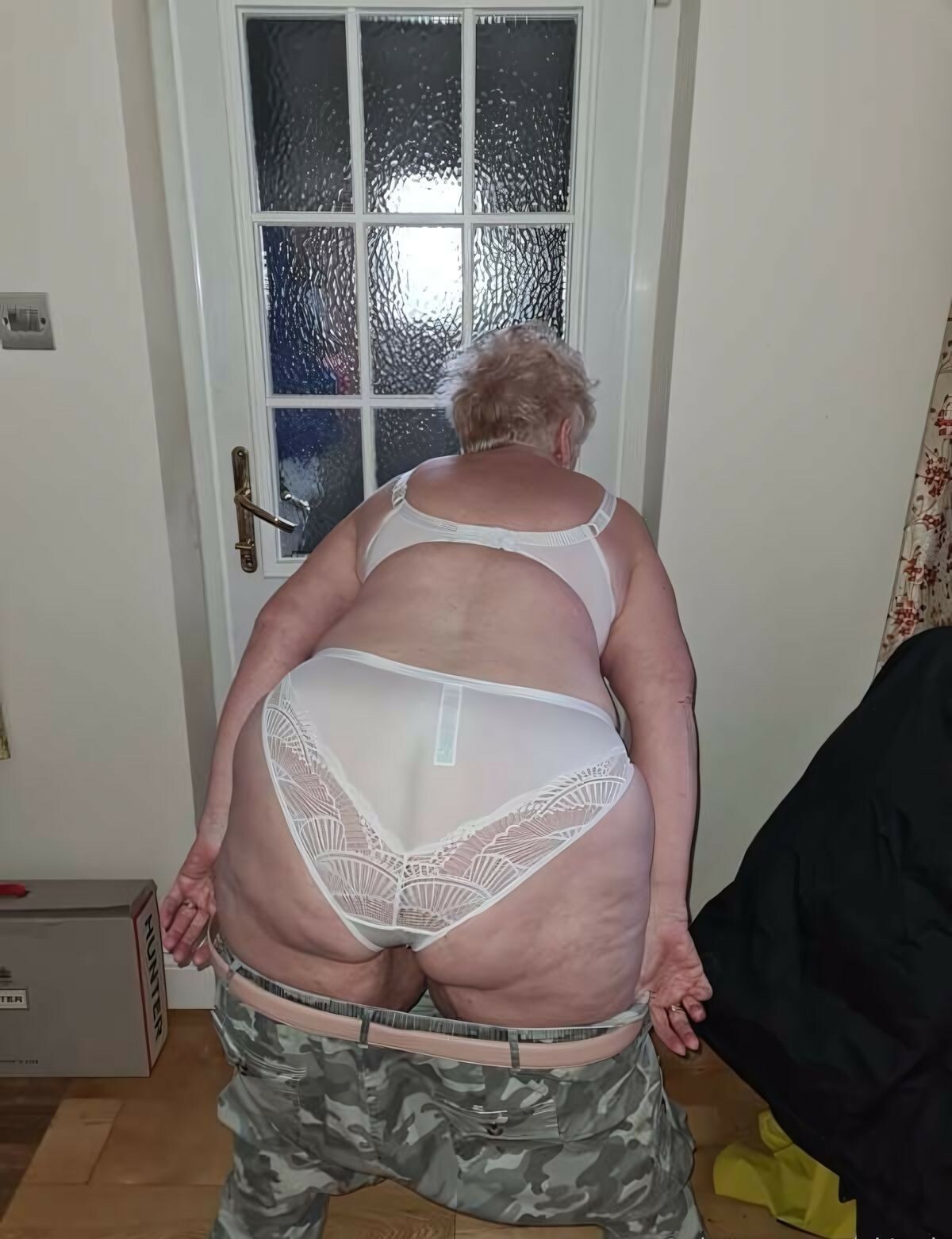 VIEILLE EN CULOTTE OU COLLANT