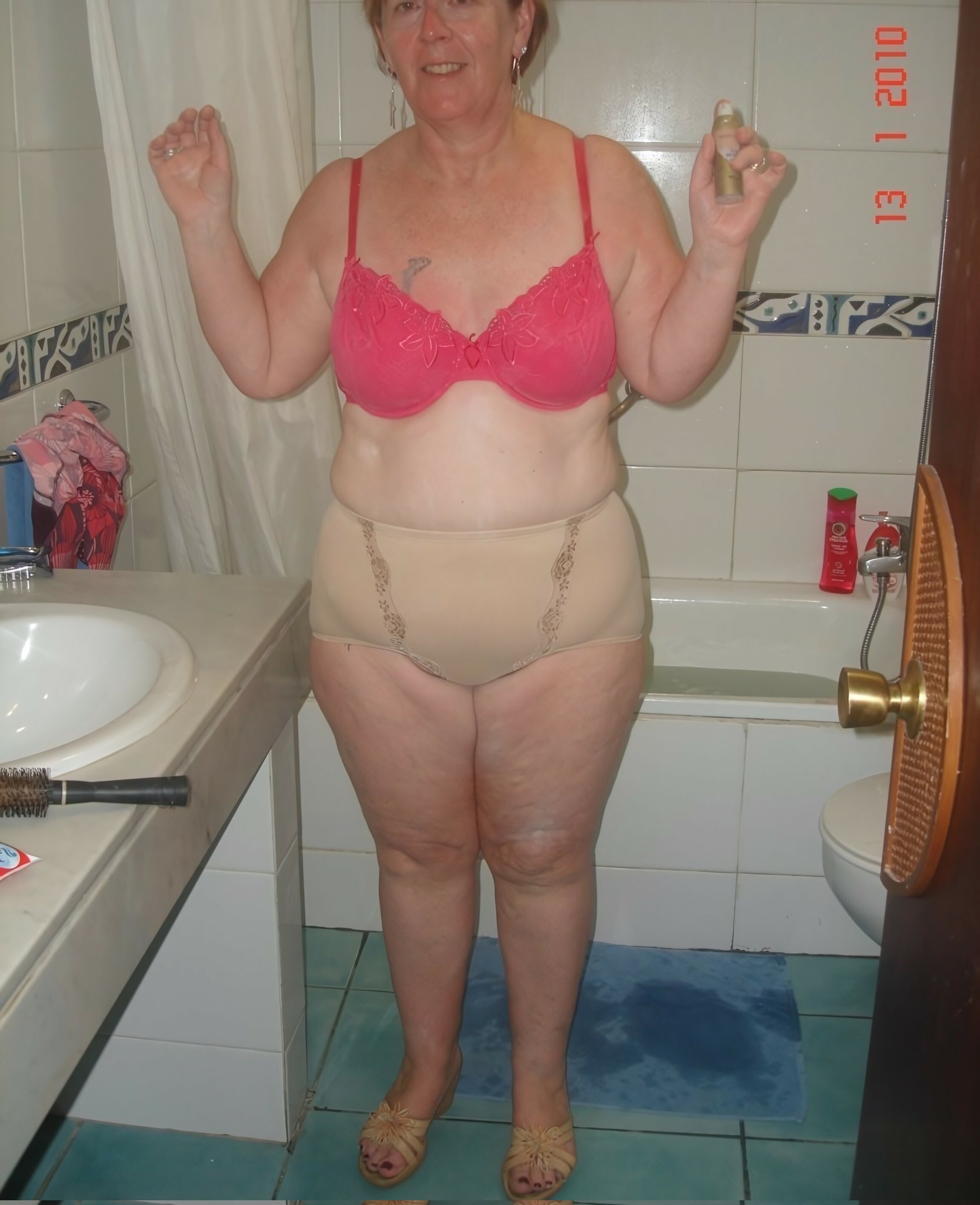 VIEILLE EN CULOTTE OU COLLANT