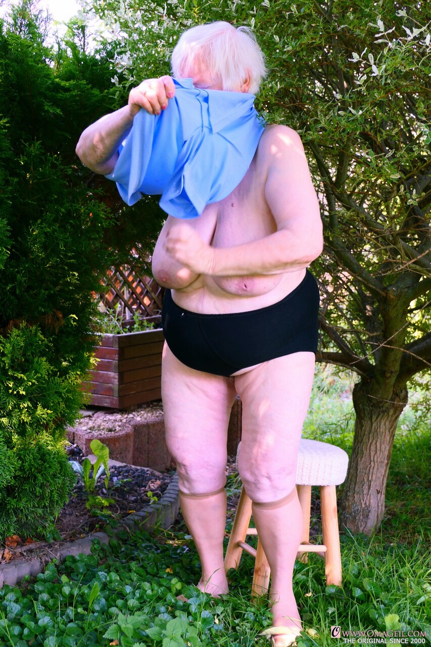 VIEILLE EN CULOTTE OU COLLANT