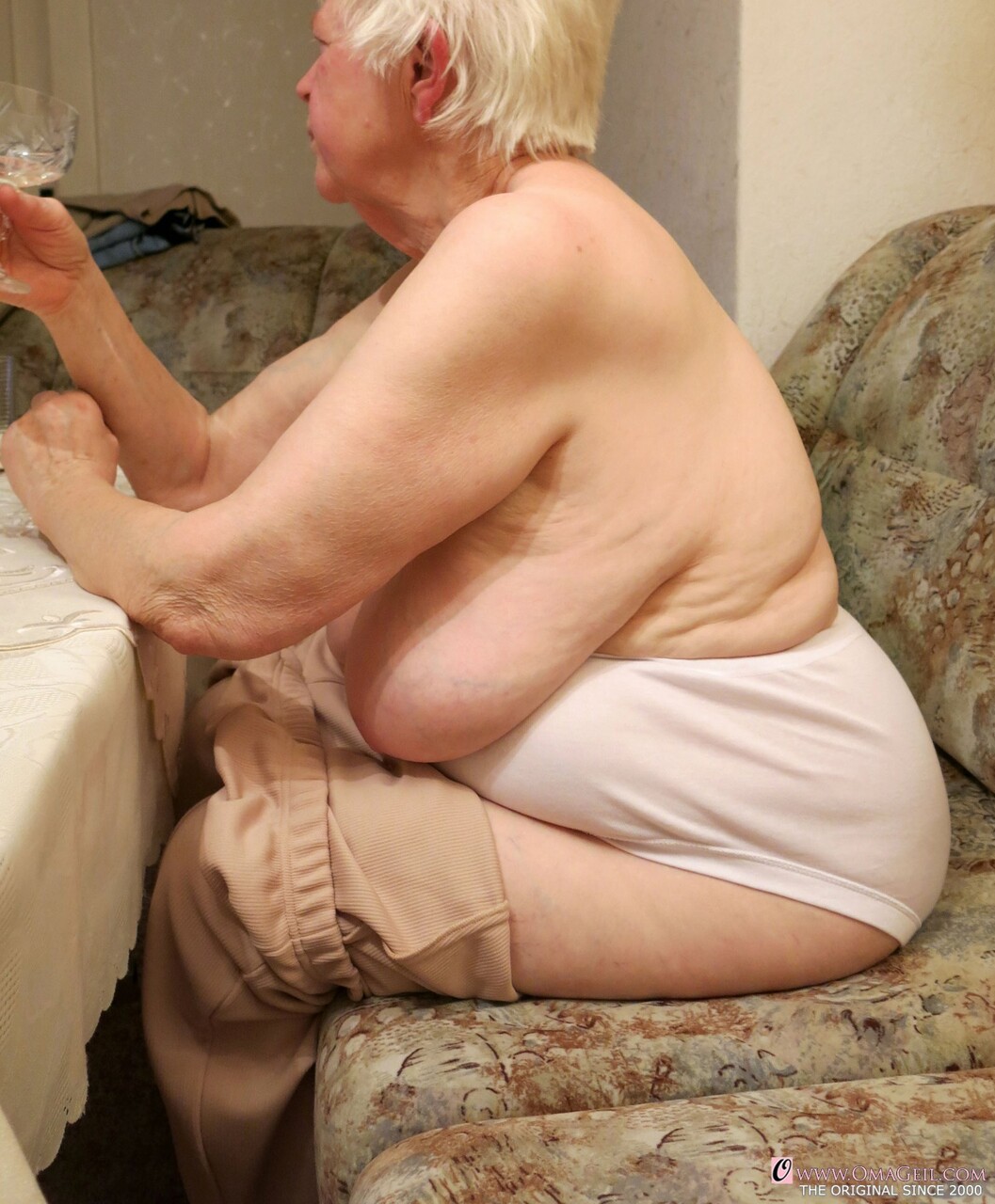 VIEILLE EN CULOTTE OU COLLANT