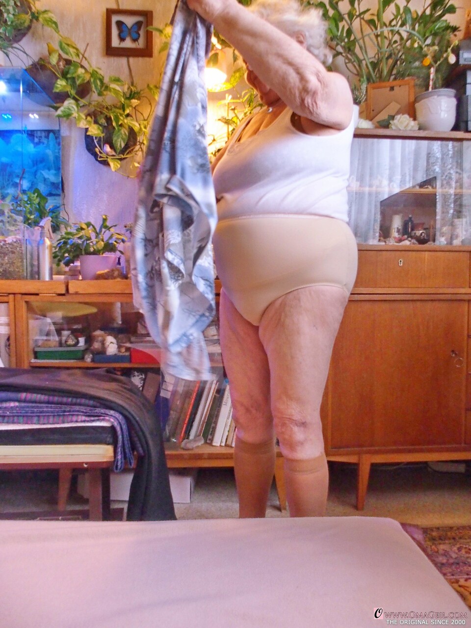 VIEILLE EN CULOTTE OU COLLANT