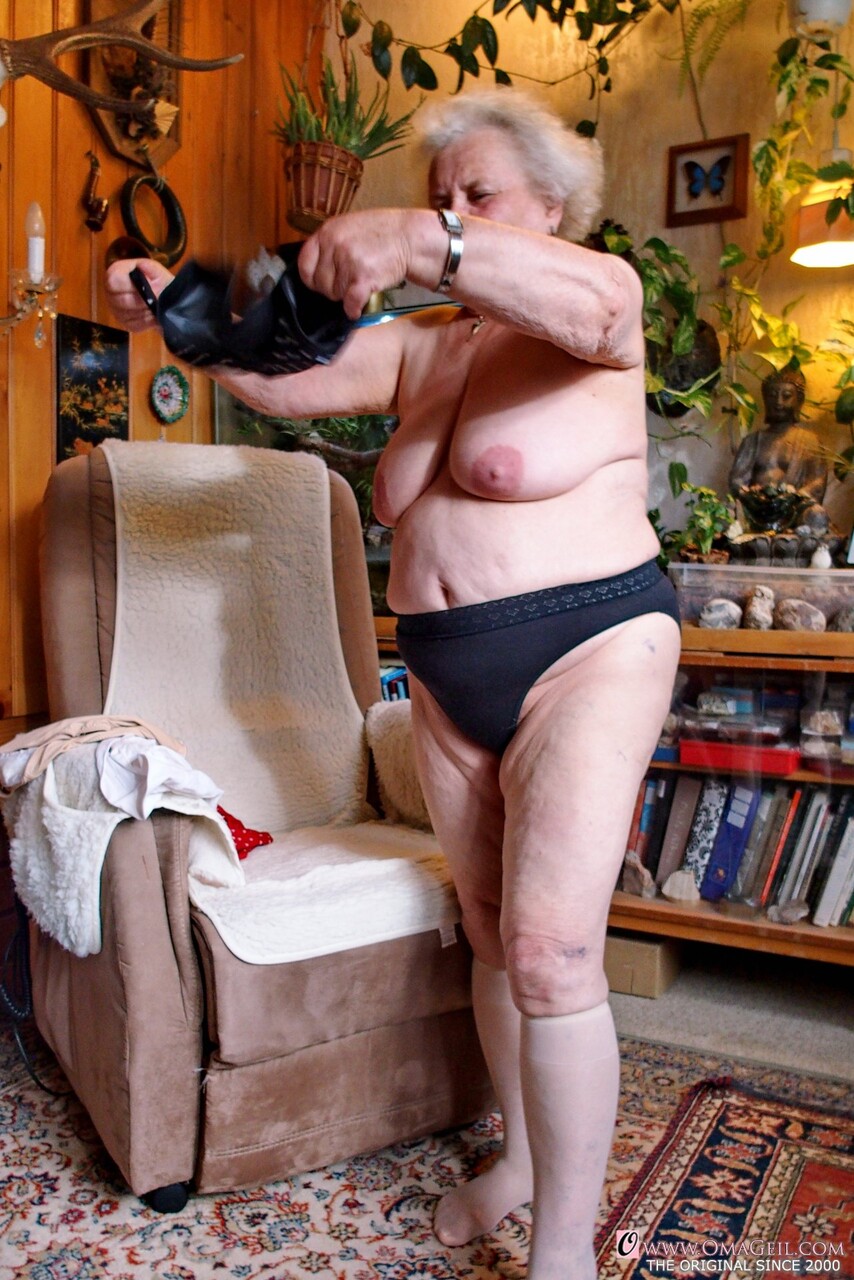 VIEILLE EN CULOTTE OU COLLANT