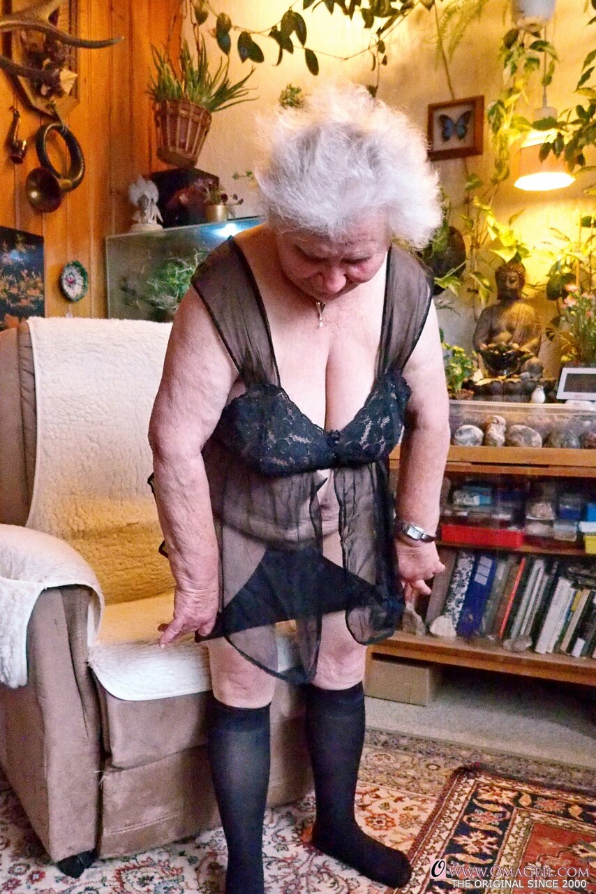 VIEILLE EN CULOTTE OU COLLANT