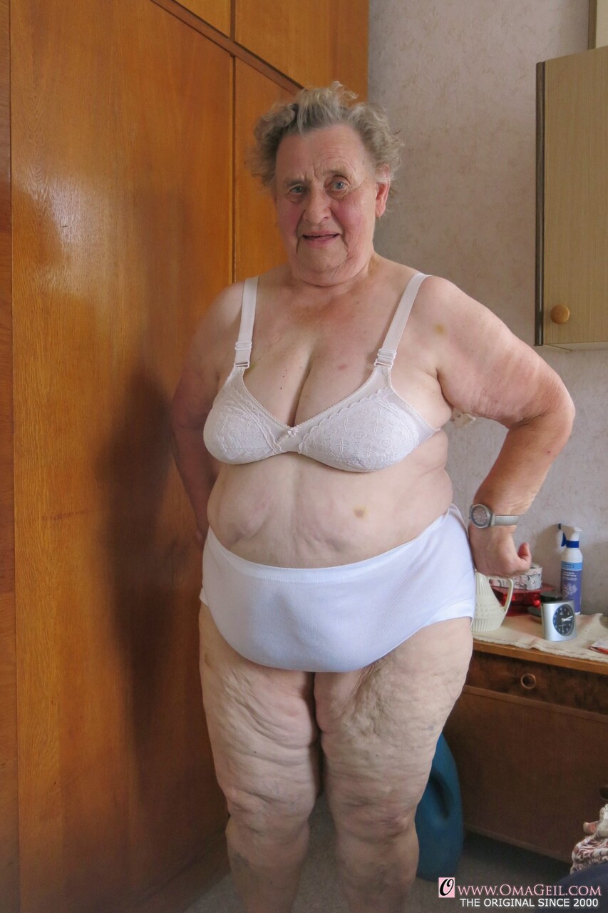 VIEILLE EN CULOTTE OU COLLANT