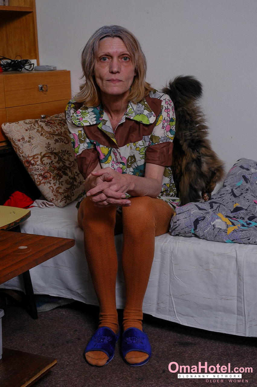 VIEILLE EN CULOTTE OU COLLANT