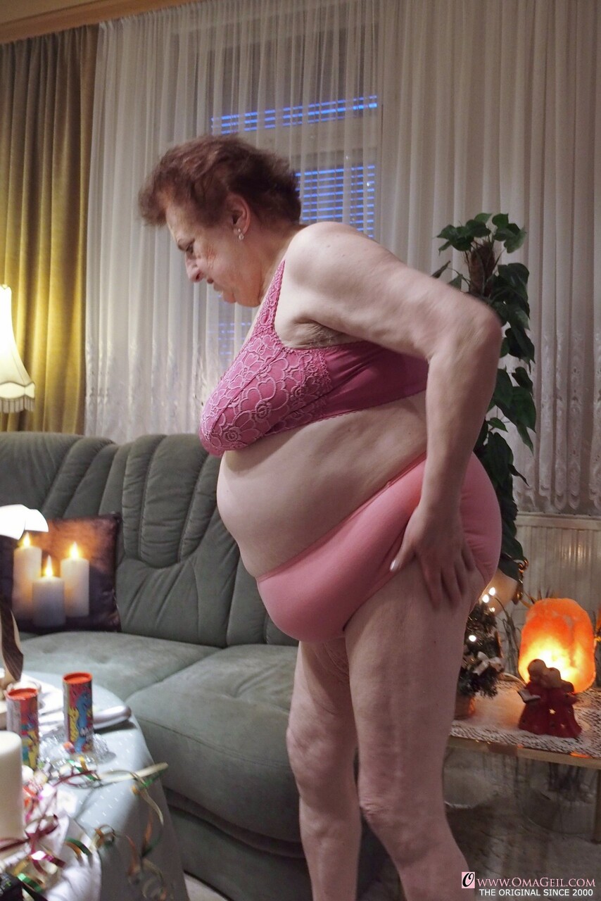 VIEILLE EN CULOTTE OU COLLANT