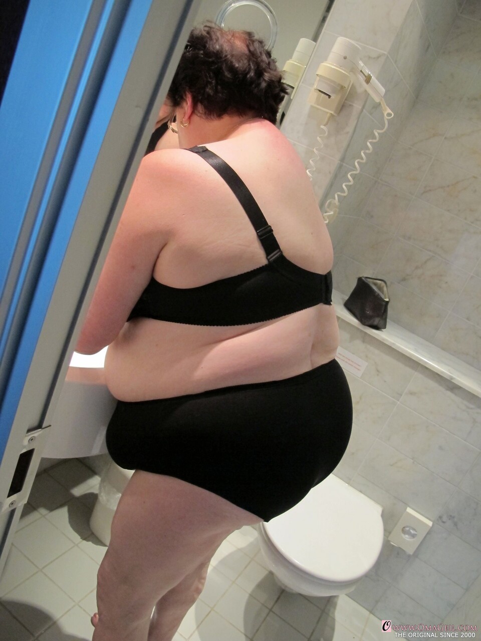 VIEILLE EN CULOTTE OU COLLANT