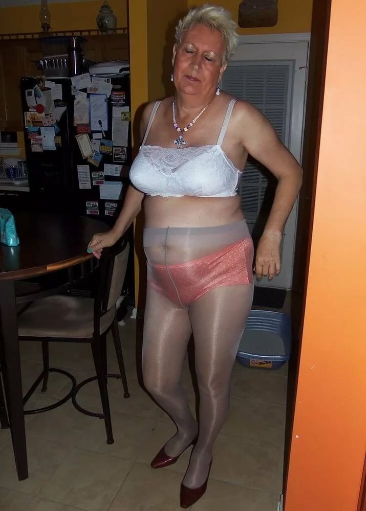 VIEILLE EN CULOTTE OU COLLANT