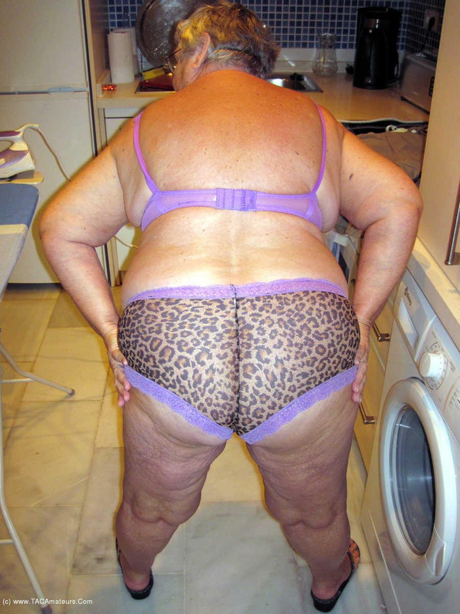 VIEILLE EN CULOTTE OU COLLANT