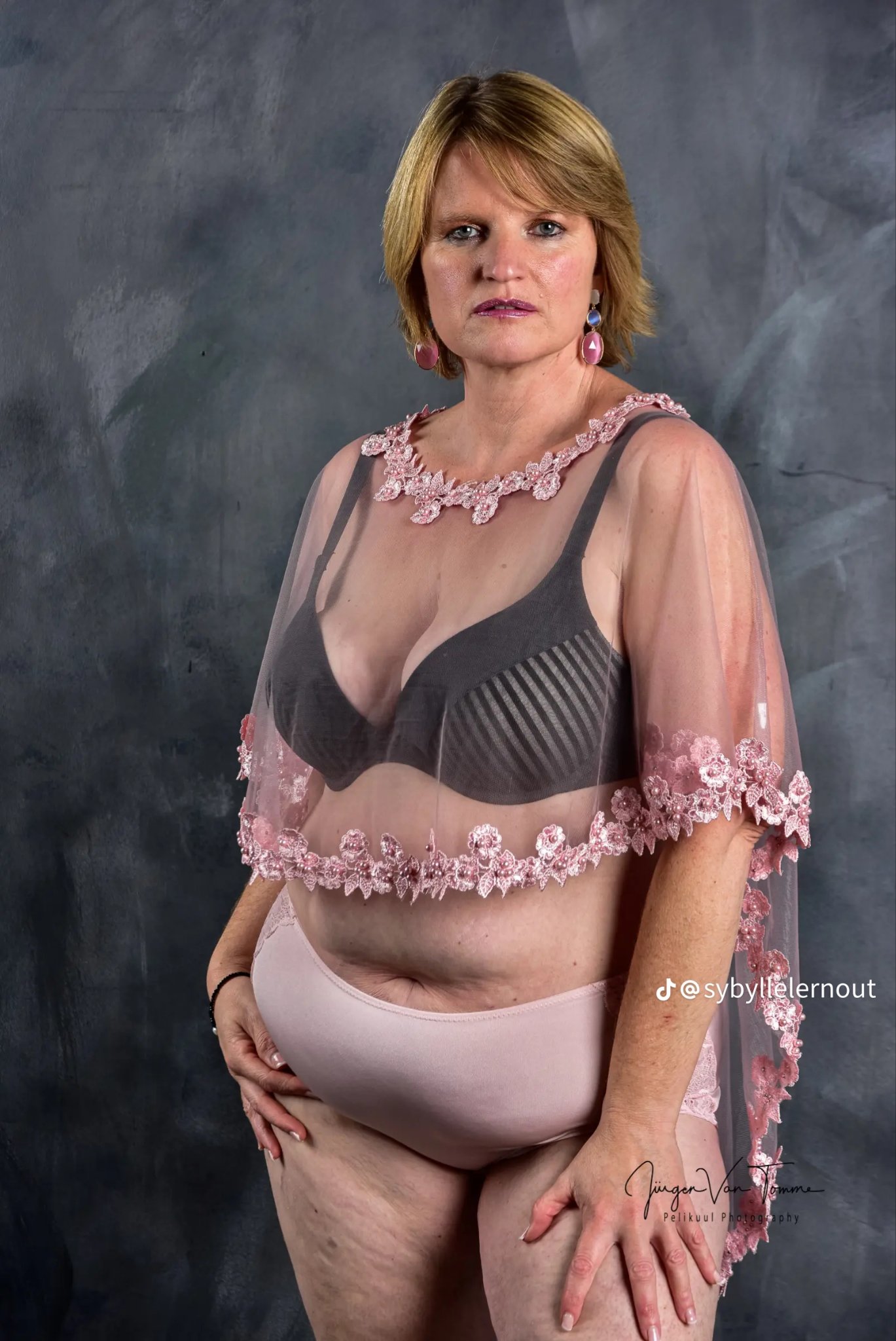 VIEILLE EN CULOTTE OU COLLANT