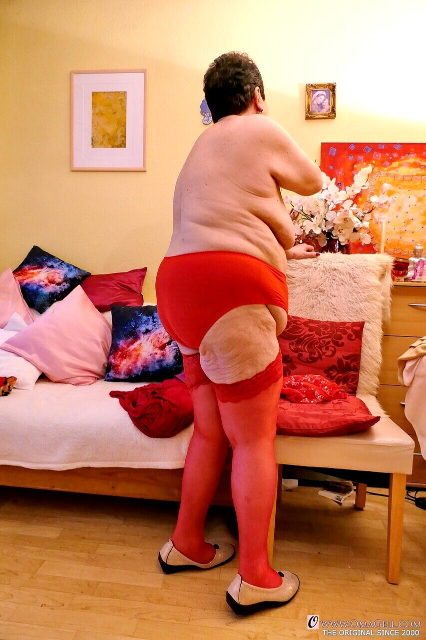 VIEILLE EN CULOTTE OU COLLANT