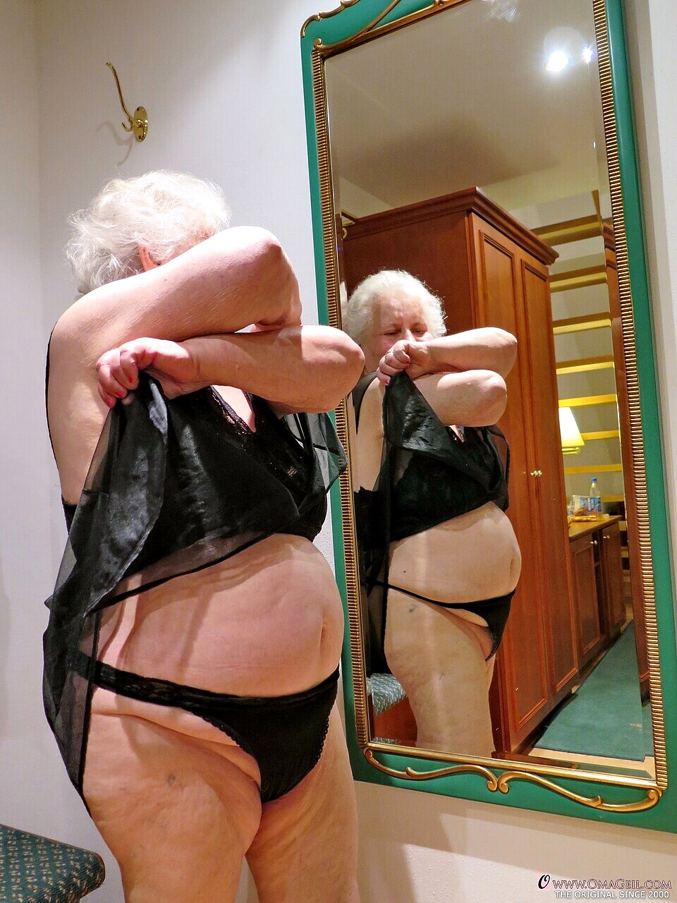 VIEILLE EN CULOTTE OU COLLANT