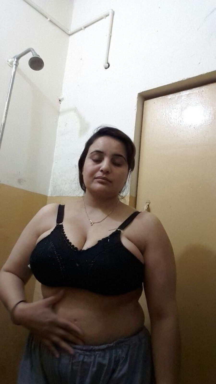 Bhabhi bathroom photoshoot
