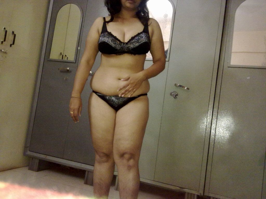 Sexy Indian hot mom enjoying