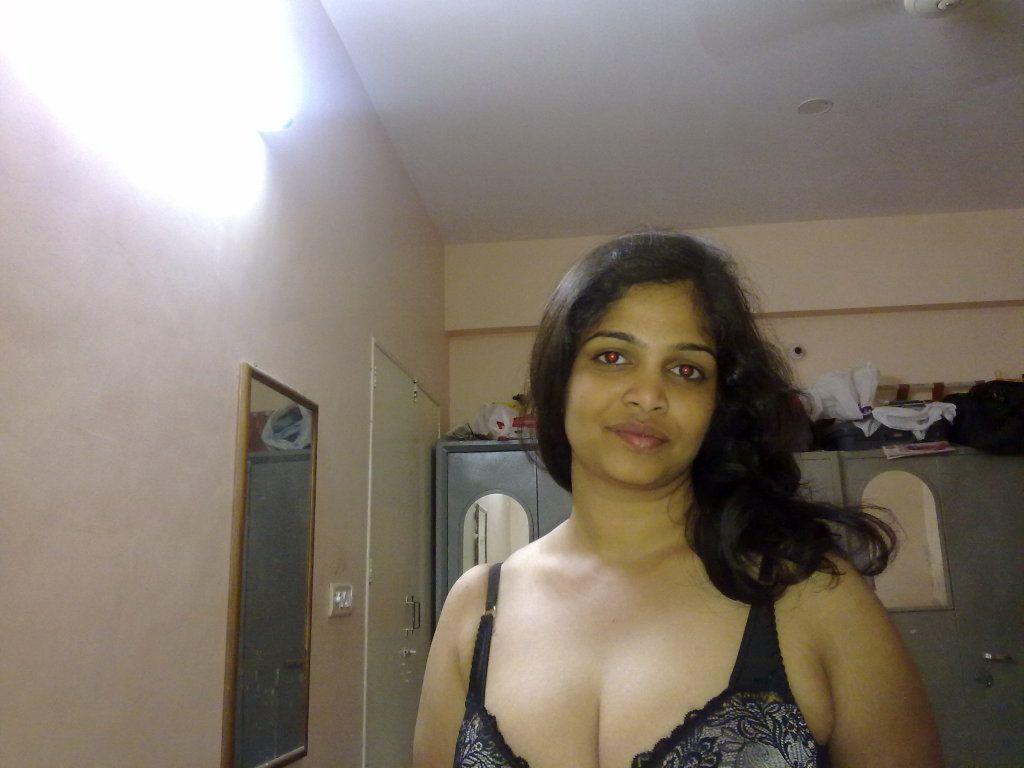 Sexy Indian hot mom enjoying