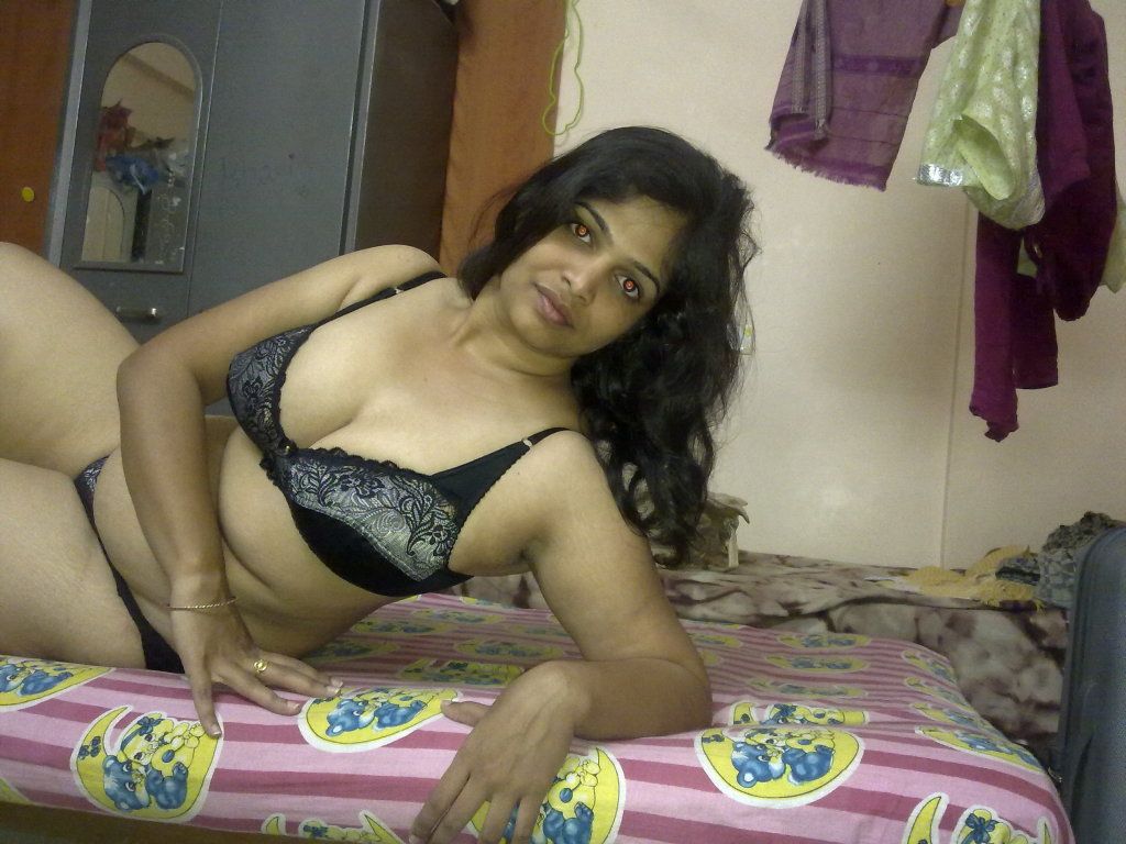 Sexy Indian hot mom enjoying