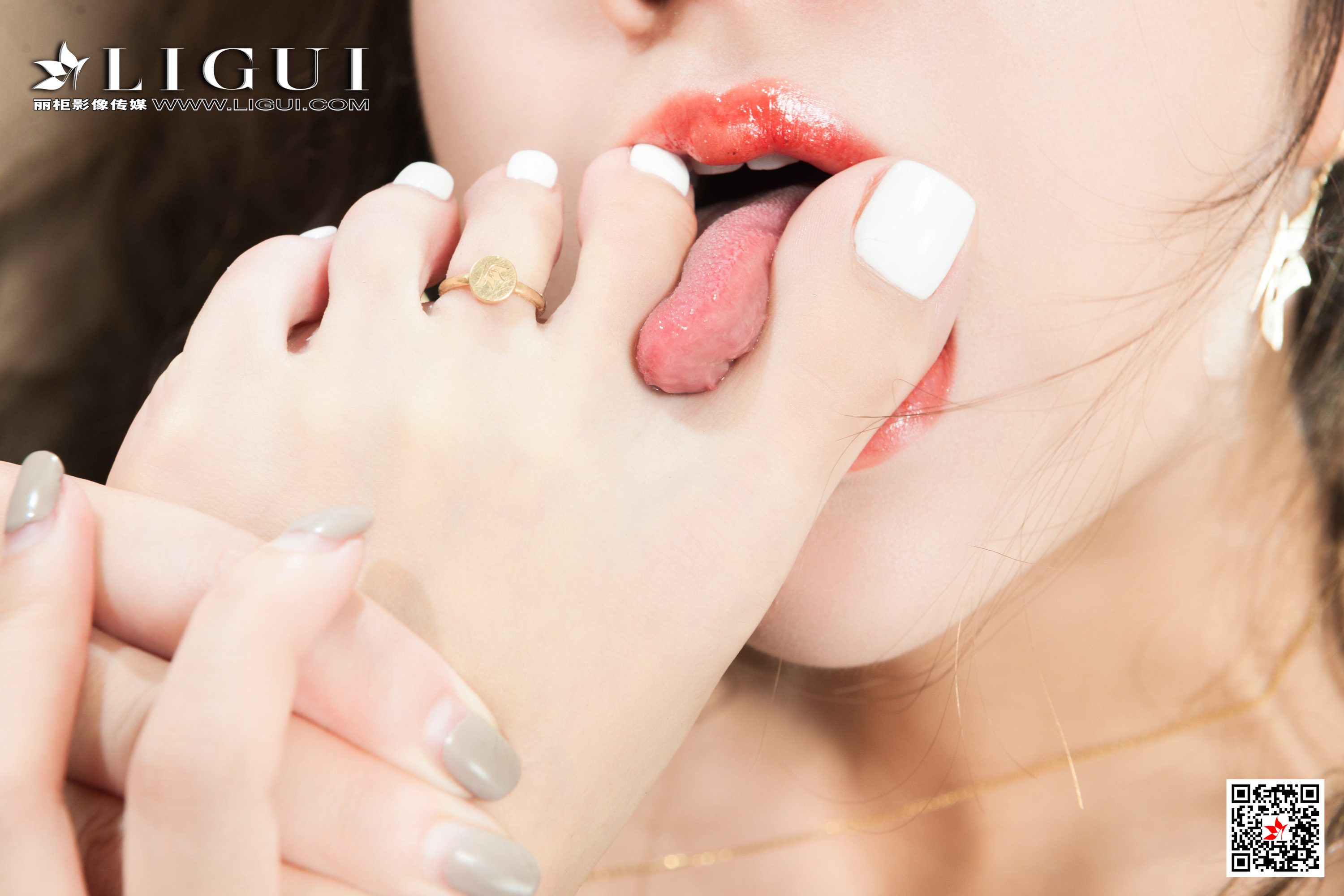 pretty lady dirty feet 194