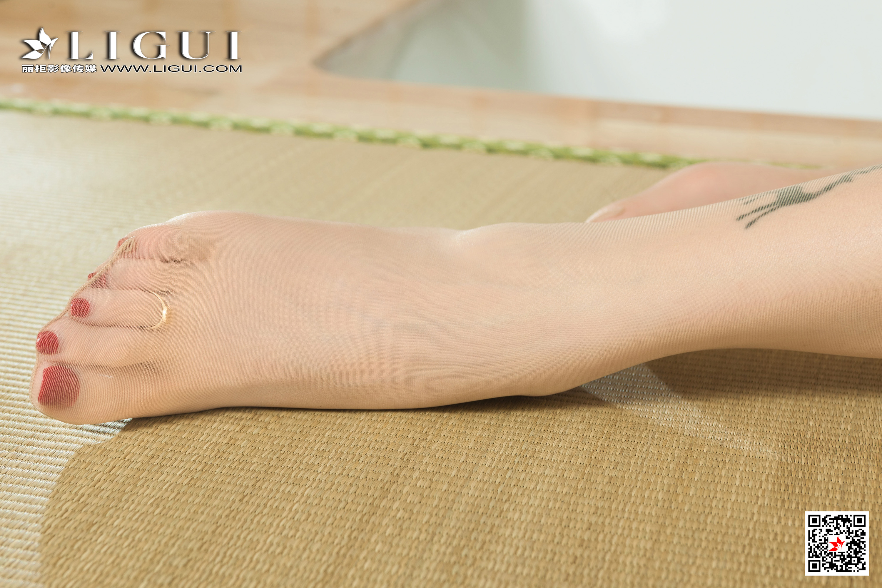 pretty lady dirty feet 195