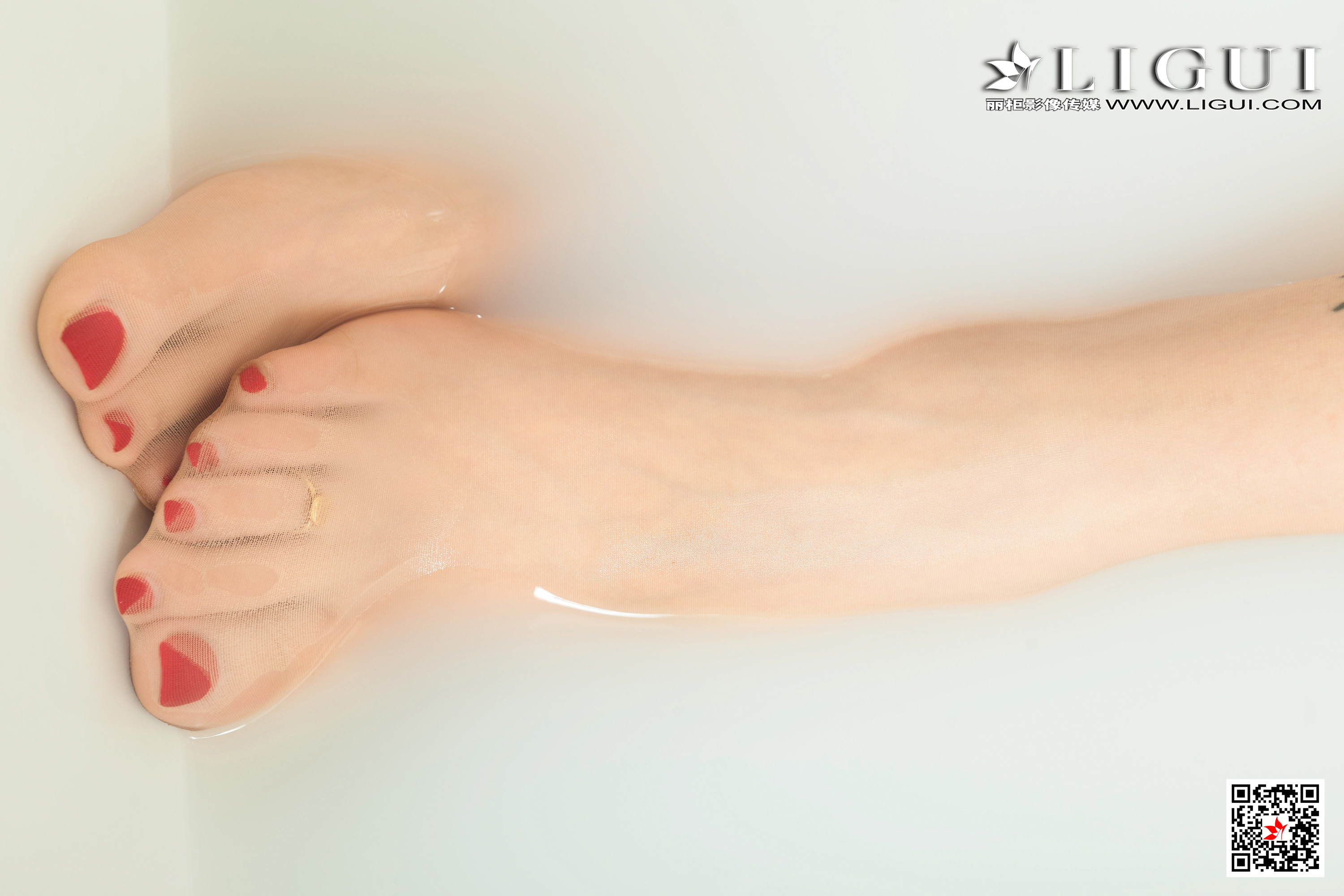 pretty lady dirty feet 195