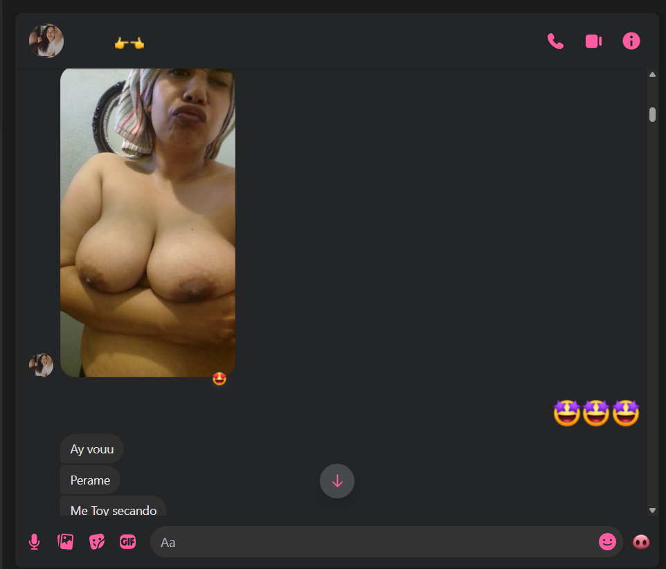 Beso mostrando tetitas