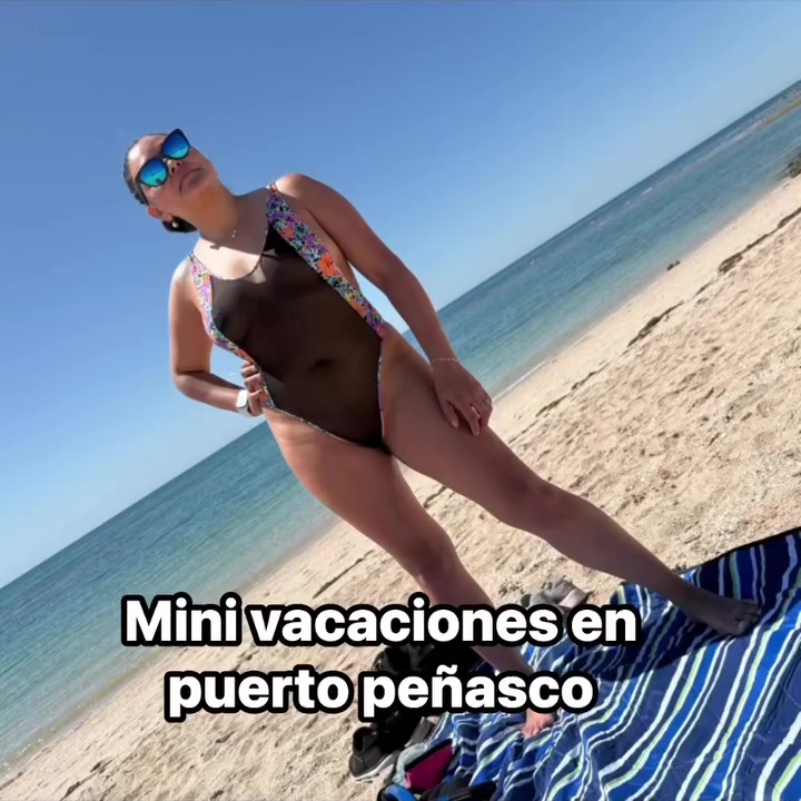 Karina Villa  Mostrando sus pezones en la playa