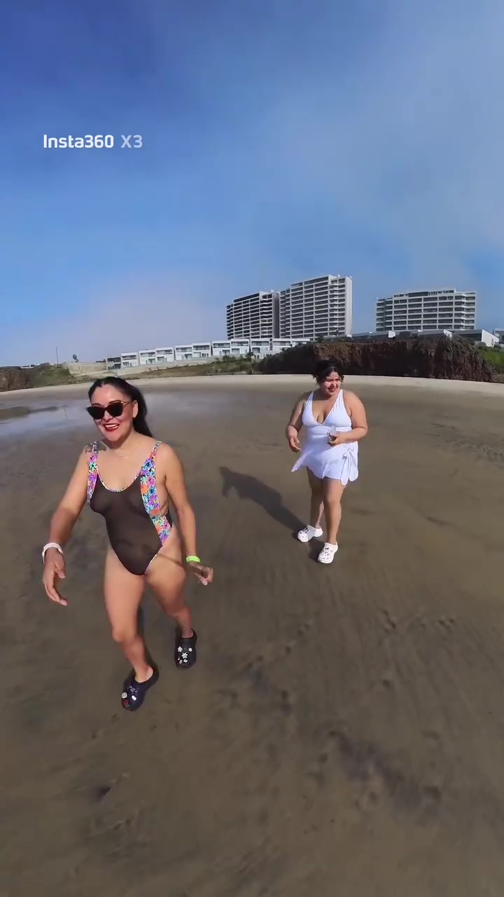 Karina Villa  Mostrando sus pezones en la playa